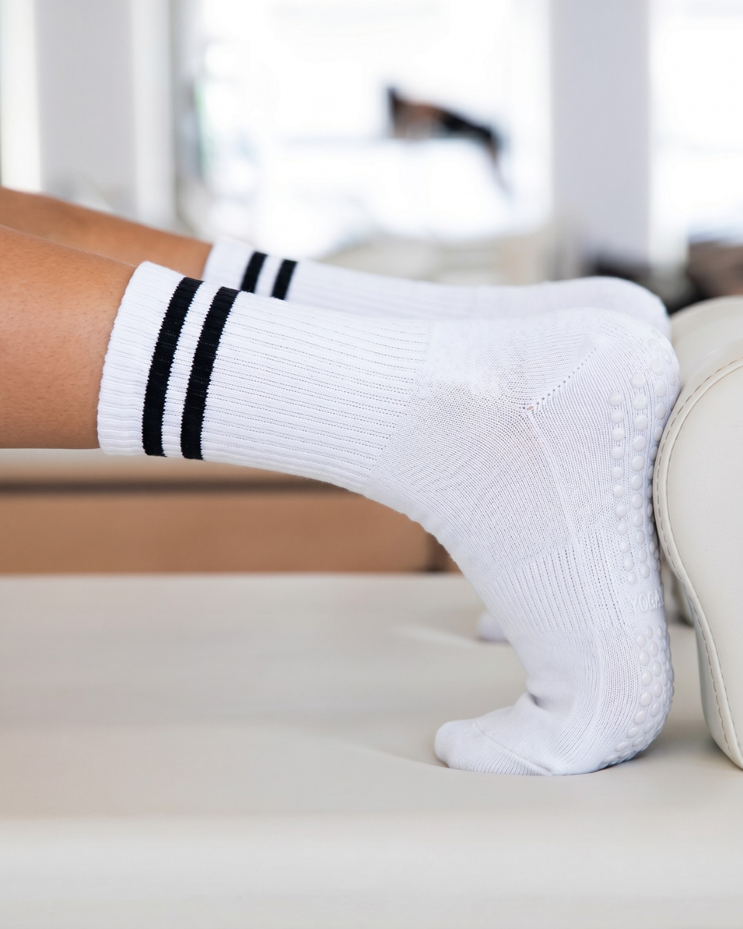 gravity grip socks – bianco panna