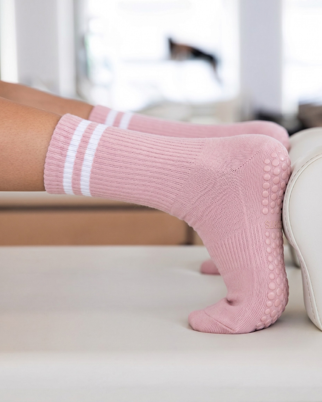 gravity grip socks – bubblegum pink
